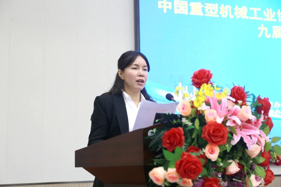 苗紅宣讀《關(guān)于表彰2019年度優(yōu)秀橋、門式起重機生產(chǎn)企業(yè)的決定》
